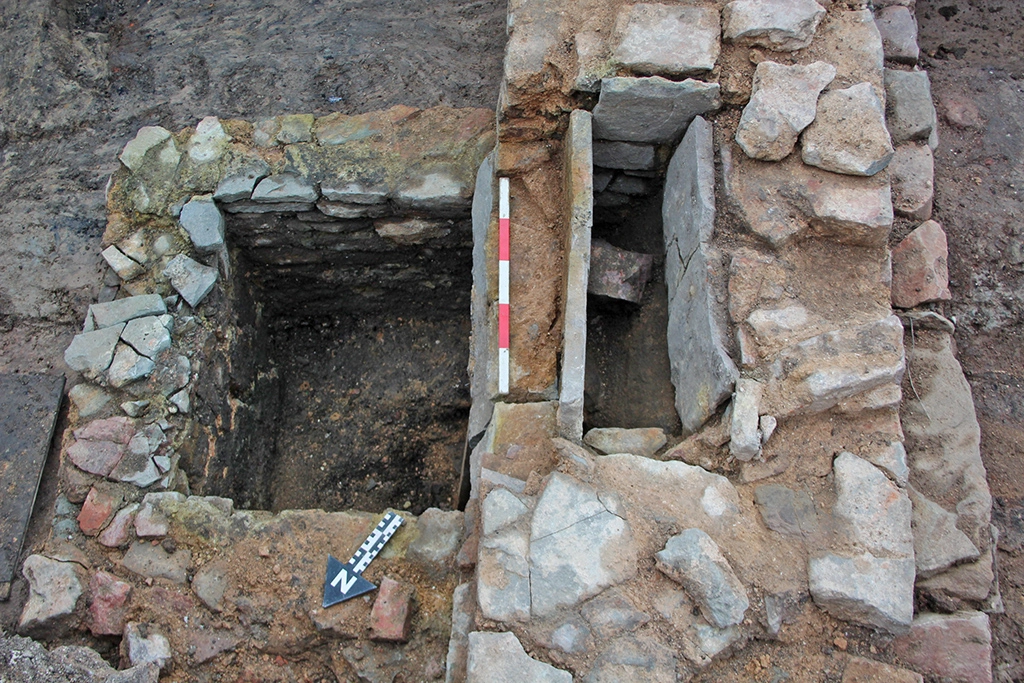 Garderobe chute and cess pit under excavation